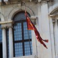 Venezianische Flagge am Palazzo Balbi