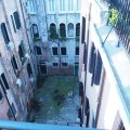 Blick in den Innenhof von der Dachterasse des Hotels LOrologio Venezia