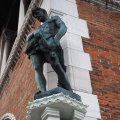 Statue deine Fischers (Pescatore) am Mercato di Rialto von Cesare Laurenti