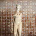 Statue einer Frau aus Carrara Mamor in der Galleria Giorgio Franchetti alla Ca dOro)