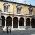 Piazza dei Signori mit Dante Statue und der Loggia di Fra Giocondo