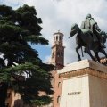 Statue of Garibaldi auf der Piazza Indipendenza und im Hintergrund der Torre dei Lamberti