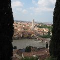 Und die ganze Konstellation nochmal von oben von der Piazzale Castel S. Pietro: Campanile del Duomo di Verona und die Ponte Pietra über die Etsch (Adige)