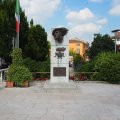 Denkmal "An die tapferen Bersaglieri" (Ai Prodi bersaglieri) an der Piazza Corrubbio