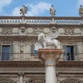 Palazzo Maffei und die Colonna di San Marco