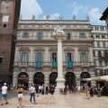 Palazzo Maffei und die Colonna di San Marco auf der Piazza Erbe