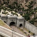 Der Tunnel ist dem Schweizer/Italienischem Simplontunnel nachempfunden, 
wobei die hier dargestellte Tunneleinfahrt in Realität auf der Schweizer Seite bei Brig liegt und nur zwei Einfahrten (1915 und 1921) hat. 
Der Tunnel geht von Trasquera (Italien) nach Brig (Schweiz). (Tunneleinfahrt: 46°1929.1"N 8°0021.5"E)
Aber vielleicht irre ich mich auch.
