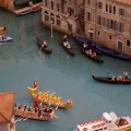 Venedig, Canale Grande mit Festboosten und traditionellen Gondeln zur Regatta Storica.