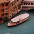 Venedig, Vaporetto im Canale Grande vor der Rialtobrücke